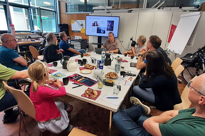 Der ADFC Kreisverband Pforzheim und Enzkreis ist zu Besuch am Institute for Smart Bicycle Technology (ISBT). Der ADFC Kreisverband Pforzheim und Enzkreis ist zu Besuch am Institute for Smart Bicycle Technology (ISBT).