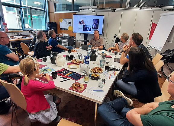 Der ADFC Kreisverband Pforzheim und Enzkreis ist zu Besuch am Institute for Smart Bicycle Technology (ISBT).