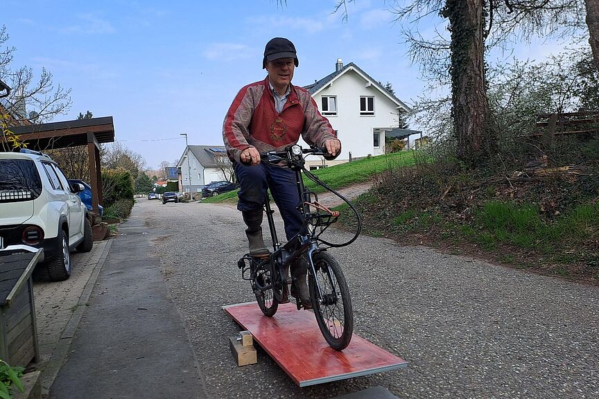 Die neue Wippe wird getestet Wippe wird getestet