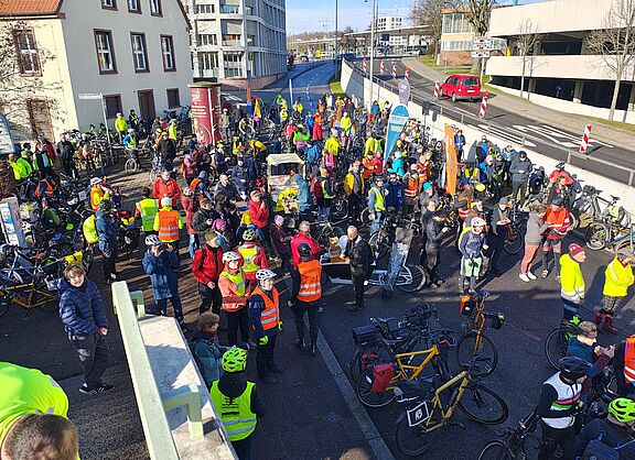 Blick von einer Brücke auf eine Menschenmenge