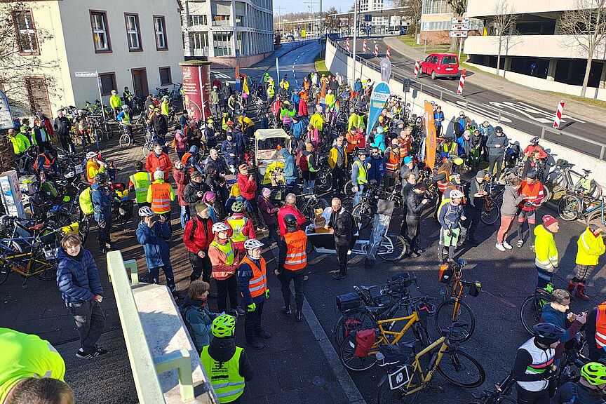 Blick von der Brücke vor dem Start der Gedenktour Blick von einer Brücke auf eine Menschenmenge
